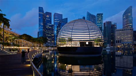 marina bay sands apple store.